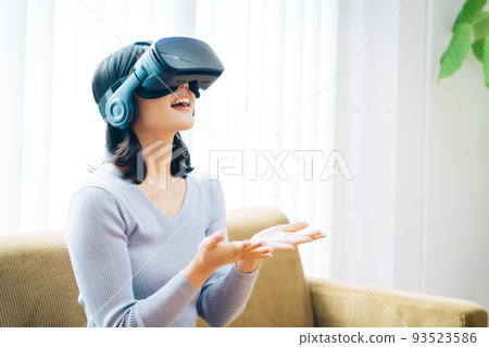 A woman who enjoys VR 93523586