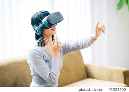 A woman who enjoys VR 93523590