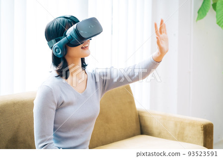 A woman who enjoys VR A woman who enjoys VR 93523591