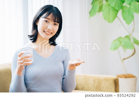 吃藥的女人 吃藥的女人 93524292