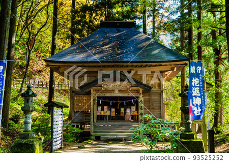 秋田縣仙北市 染紅葉的空降谷～空降神社～ 93525252