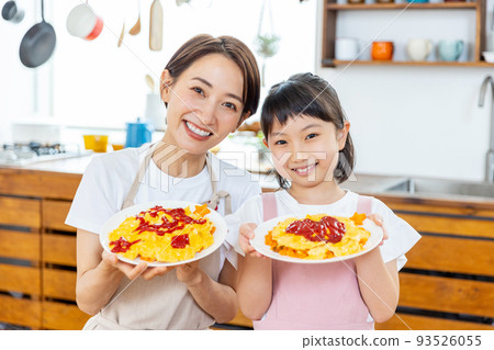 Parents and children who are pleased with the completion of omelet rice Parents and children who are pleased with the completion of omelet rice 93526055