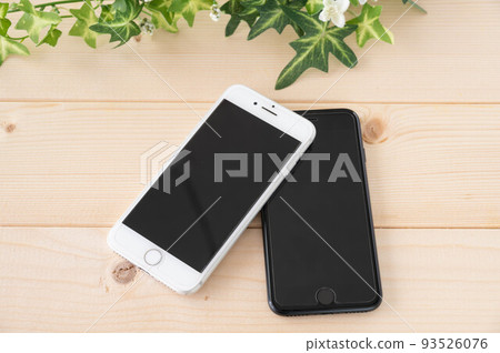 如今擁有兩部智能手機並不少見 如今擁有兩部智能手機並不少見 93526076