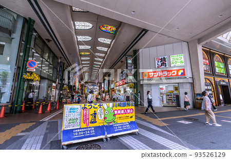 日本的川崎市容 沒有行動限制。俯瞰川崎站前的人氣購物街“川崎銀流街”= 8月23日 93526129