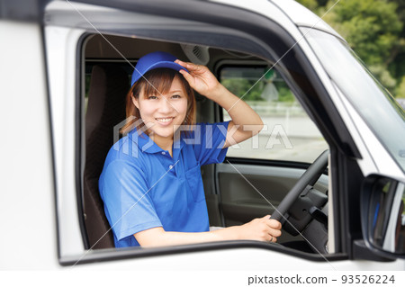 女司機微笑著送包裹。物流、送貨上門、搬家公司的形象。 女司機微笑著送包裹。物流、送貨上門、搬家公司的形象。 93526224