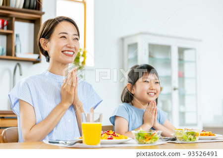 Parent and child eating rice Parent and child eating rice 93526491