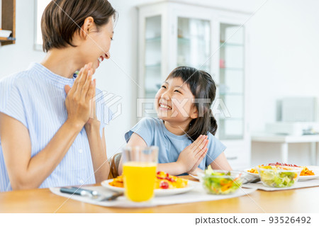 父母和孩子吃米飯 93526492