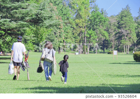 參觀野川公園的父母和孩子 參觀野川公園的父母和孩子 93526604