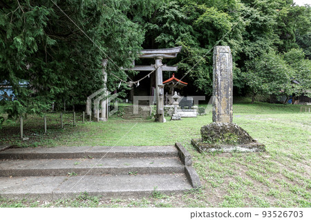 Nishikinsa Shrine with a wooden torii gate and a natural stone sign 93526703