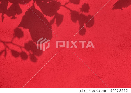 Shadow of leaves on red concrete wall texture background 93528312