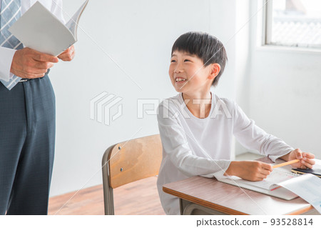 Children and teachers / lecturers (elementary school students) who study by taking classes at school / cram school 93528814