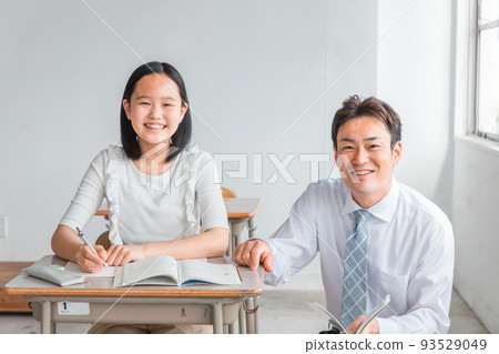 Children studying at school / cram school and Asian teachers / lecturers (elementary school students, junior high school students, high school students) 93529049