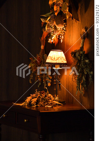 乾花和古典檯燈 93529172