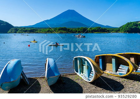 以富士山為背景的精進湖劃獨木舟練習 以富士山為背景的精進湖劃獨木舟練習 93529280
