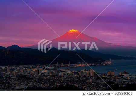 Red Fuji in the evening from Nihondaira Red Fuji in the evening from Nihondaira 93529305
