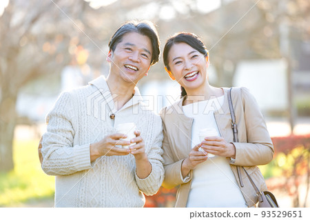 旅遊圖像中夫婦享受秋葉狩獵 93529651