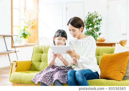 與父母和孩子一起操作平板電腦 93530365