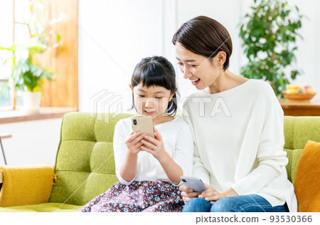 Parents and children operate smartphones 93530366