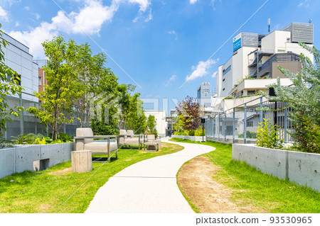 [Tokyo] Beautifully maintained Shimokita railway street in front of Shimokitazawa station 93530965