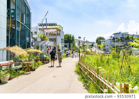 [東京]下北澤站前維護良好的下北鐵路街道 93530971