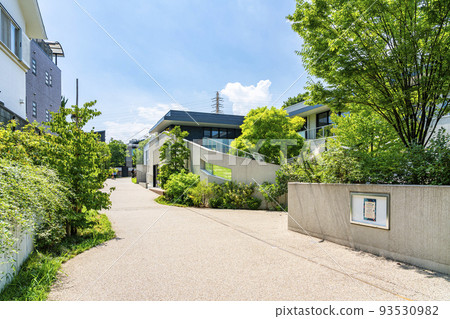 [Tokyo] Nature-rich Shimokita Railway Street 93530982