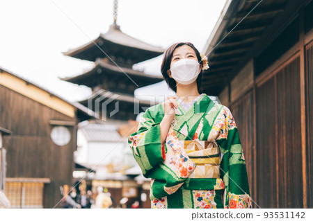 一個穿著和服戴著面具在京都觀光的女人 93531142