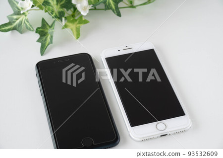 如今擁有兩部智能手機並不少見 93532609