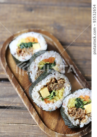 用雜糧飯製作的烤肉紫菜包飯 韓式海苔卷 93532654