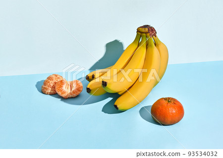 Composition of fresh fruits, banana and mandarin, half of peeled mandarin Composition of fresh fruits, banana and mandarin, half of peeled mandarin 93534032