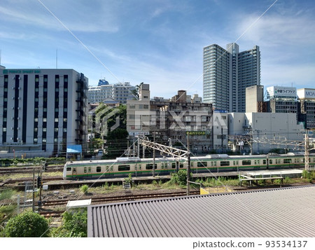 東海道線 E233 系列列車離開熱海站 93534137