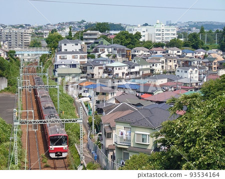 Keikyu Line running through a residential area and Umebayashi Elementary School Keikyu Line running through a residential area and Umebayashi Elementary School 93534164