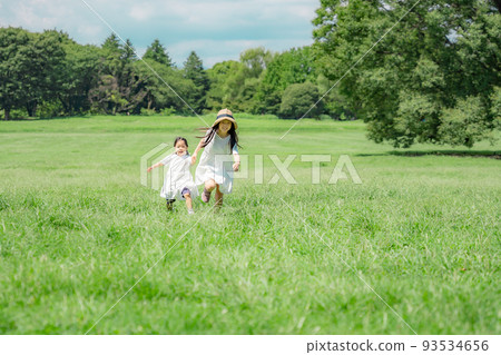 跑在草地上的女孩 93534656