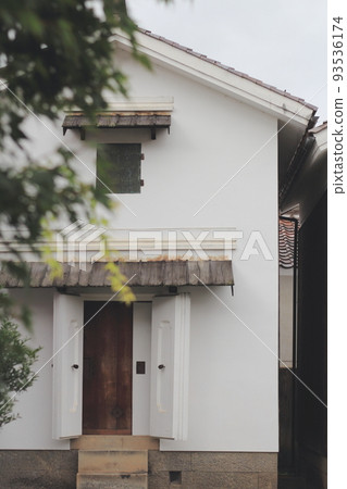 日本老房子的倉庫。它是日本傳統建築風格之一，木框架和外牆由泥製成，並用石膏完成。 93536174