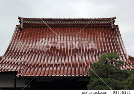 日本寺廟。紅瓦屋頂特寫 93536331