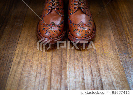 翼尖鞋，木紋背景。 93537415