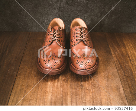 翼尖鞋，木紋背景。 93537416