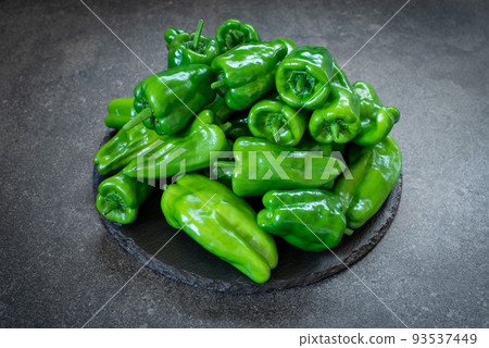 甜椒，石背景 93537449