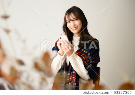 觸摸智能手機的女人，冬天的圖像 93537593