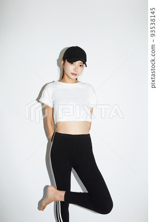 運動時尚的年輕女子肖像 93538145