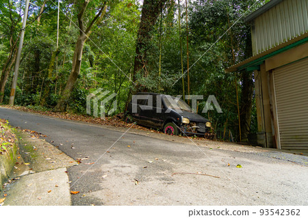 一輛被遺棄在山間公路上的輕型汽車 一輛被遺棄在山間公路上的輕型汽車 93542362