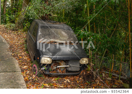 一輛被遺棄在山間公路上的輕型汽車 93542364