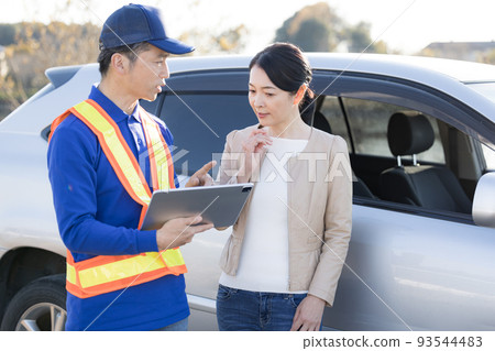 一名中年婦女拋錨呼叫道路服務 一名中年婦女拋錨呼叫道路服務 93544483