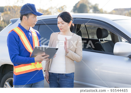一名中年婦女拋錨呼叫道路服務 93544485