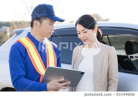 一名中年婦女拋錨呼叫道路服務 93544606