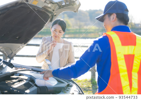 A middle-aged woman who broke down and called for road service 93544733