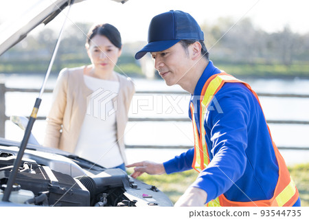 一名中年婦女拋錨呼叫道路服務 一名中年婦女拋錨呼叫道路服務 93544735