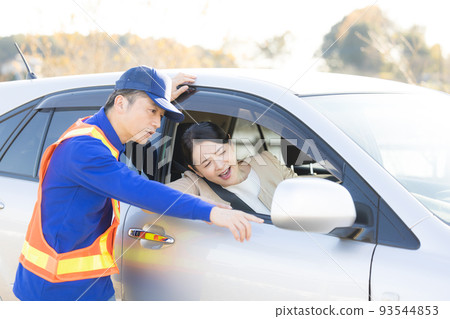 一名中年婦女拋錨呼叫道路服務 93544853