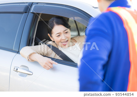 一名中年婦女拋錨呼叫道路服務 93544854