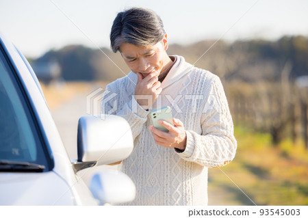 A middle man who makes a phone call when the car breaks down 93545003