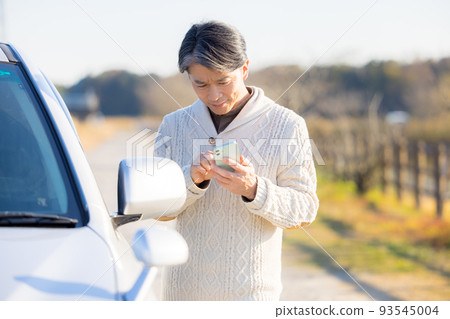 A middle man who makes a phone call when the car breaks down 93545004